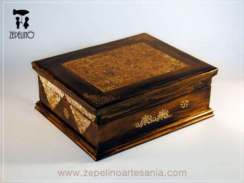 Caja con cáscara de huevo y envejecida
